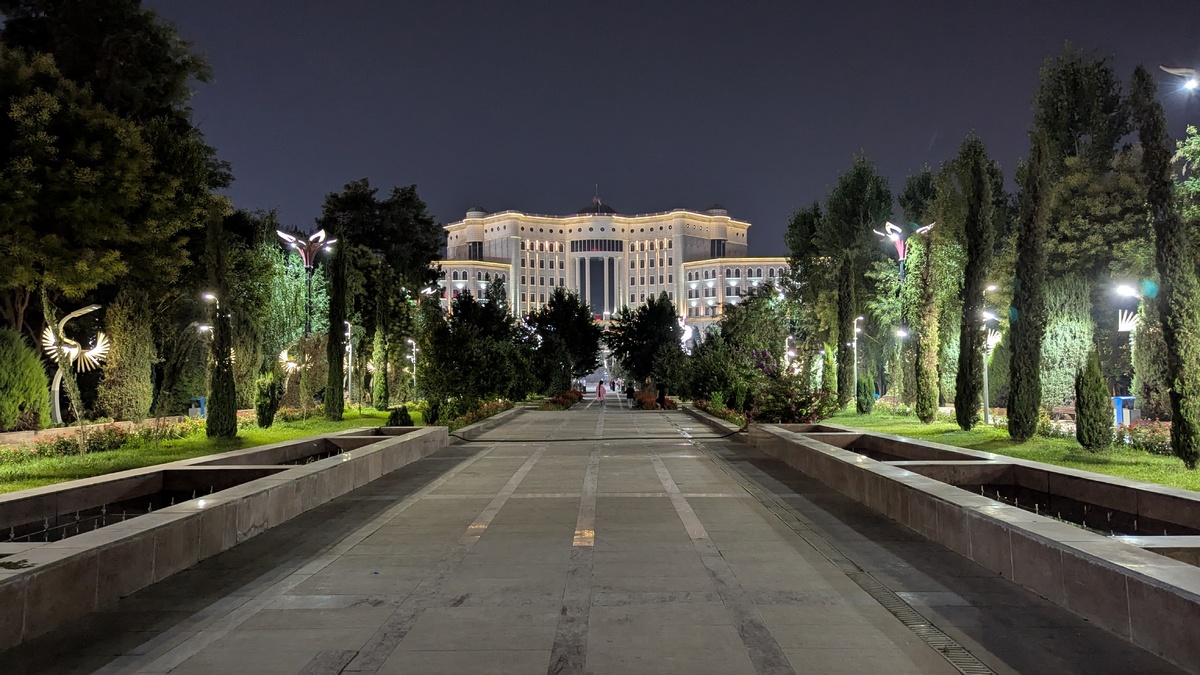 Национальная библиотека Таджикистана. Вид из парка Рудаки