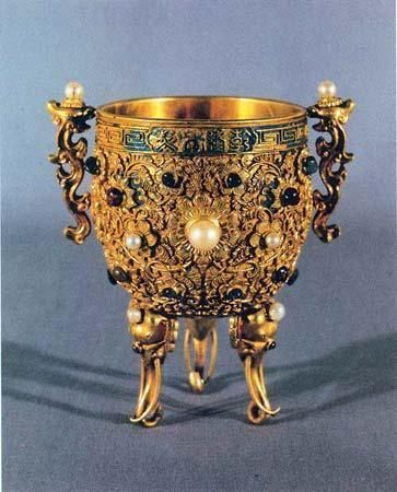 Золотая чаша императора Цяньлуна (1711 – 1799 гг.) династии Цин является характерным предметом дворцовой утвари тех времён. Согласно историческим записям, император Цяньлун придавал этой чаше большое значение. Она называется «цинь оу юн гу». «Цинь оу» («золотая чаша») символизирует государственную власть, а «юн гу» («вечно крепкий») означает надежду на то, что эта власть сохранится навсегда.