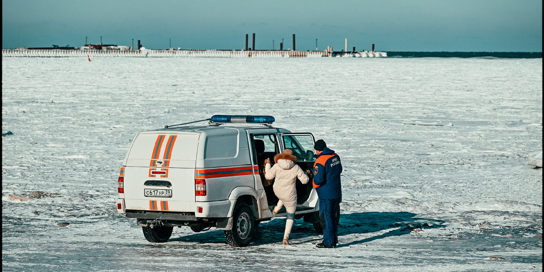 Как МЧС ловит и штрафует желающих погулять по льду Балтийского моря