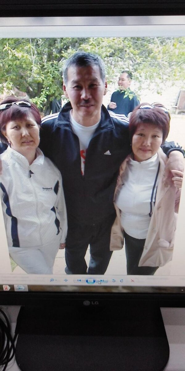 Басан со мной и моей сестрёнкой. Уже был болен.