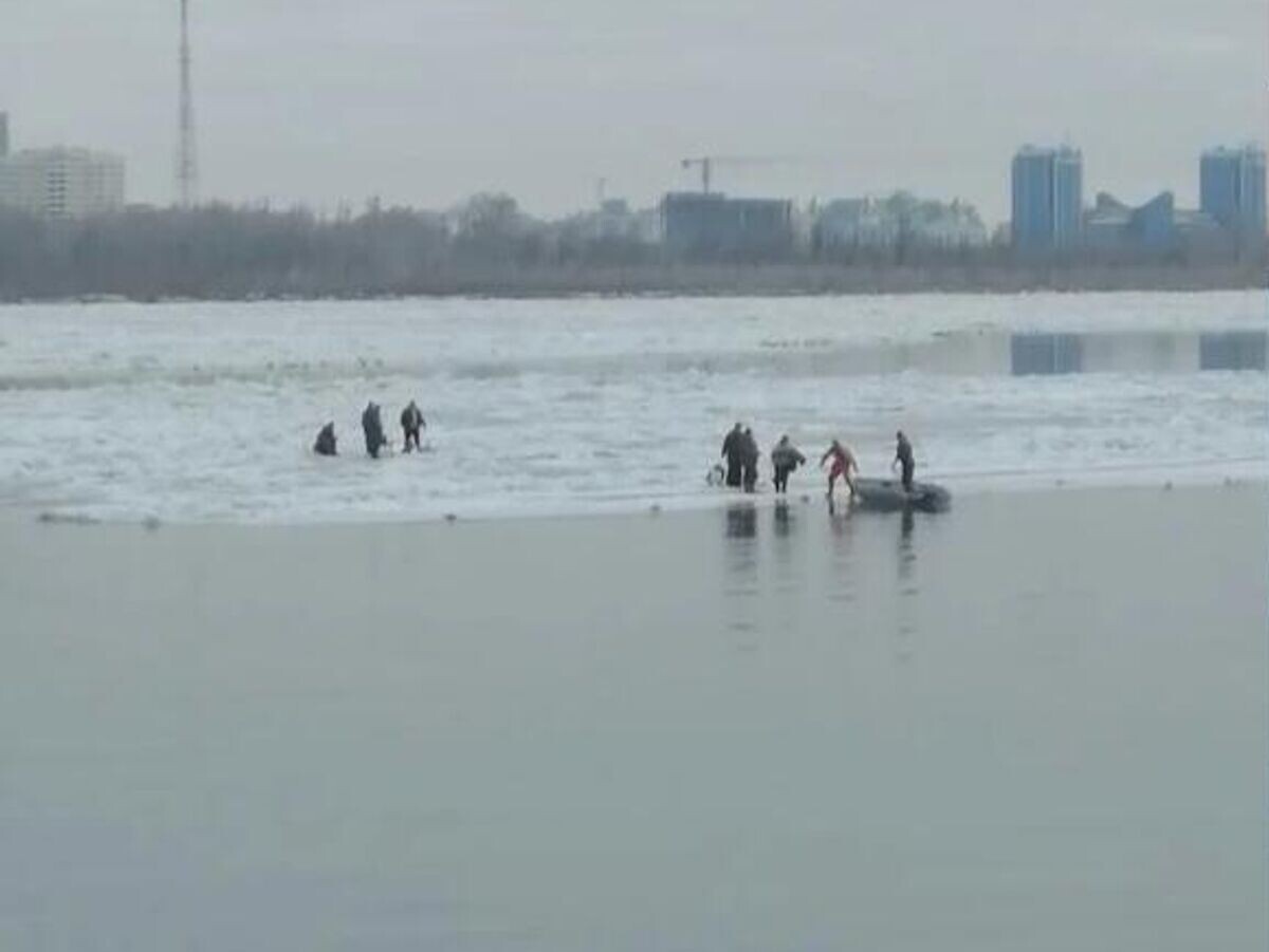    Спасатели сняли с дрейфующей льдины на Волге в Астраханской области семь человек | © Фото : МЧС Астрахани/MAX