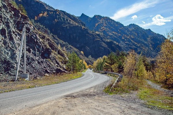 Нет ничего необычного в том, чтобы ехать по дороге, останавливаться по 
пути, ходить по окрестностям и смотреть по сторонам ... и это тебе 
нравится ... С Воскресением Вас!   

Осень, Алтай, Чемальский тракт ...   

  