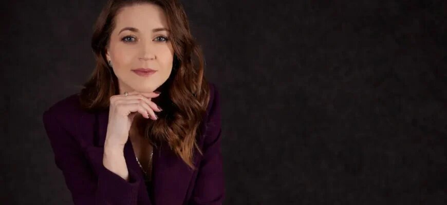    Ирина Рогова — шеф-редактор утренней новостной программы на телеканале «ОТР», ведущая новостей на радиостанции «Комсомольская Правда», в интервью для сайта Школы журналистики имени Владимира Мезенцева рассказала о работе в стрессовых ситуациях во время эфира. Полина Ковалёва