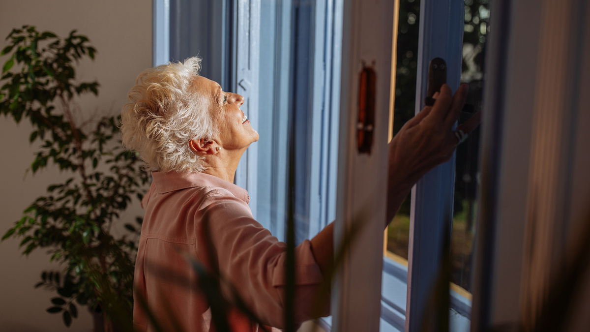     Фото: bbernard/Shutterstock/FOTODOM Частое проветривание может снижать риск развития симптомов депрессии у людей пожилого возраста. Кроме того, хорошая вентиляция помогает замедлить распространение воздушно-капельных инфекций