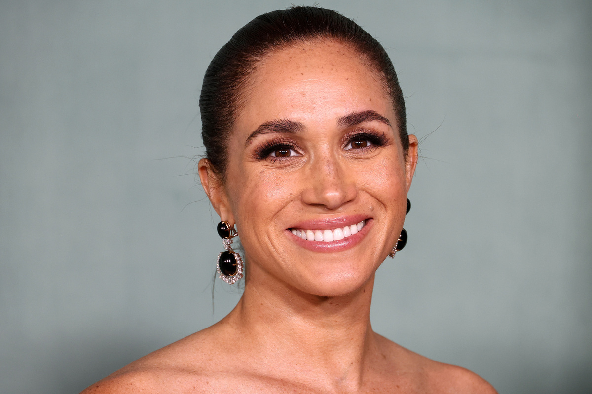     Меган Маркл в платье с открытыми плечами вышла в свет без мужа - 7 фото