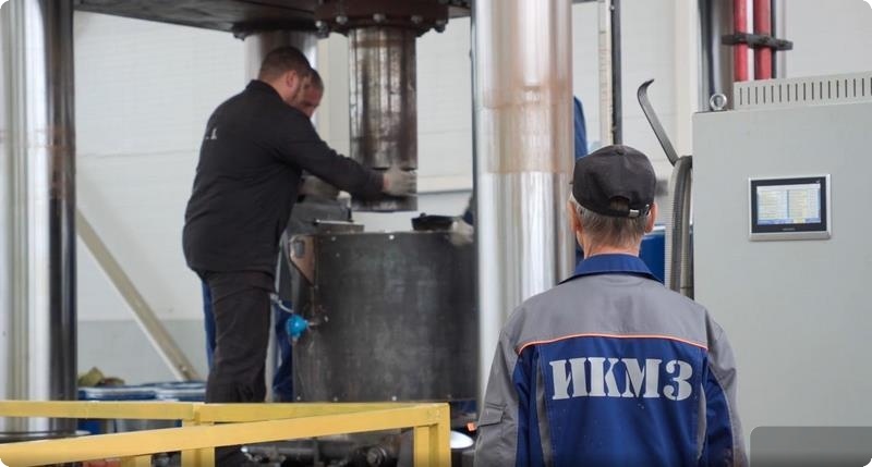 С начала 2026 года кузнечный цех вышел на полную производственную мощность и увеличил количество рабочих мест до 115. Источник:Правительство Свердловской области.