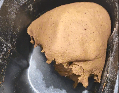 Процесс замешивания в хлебопечке.