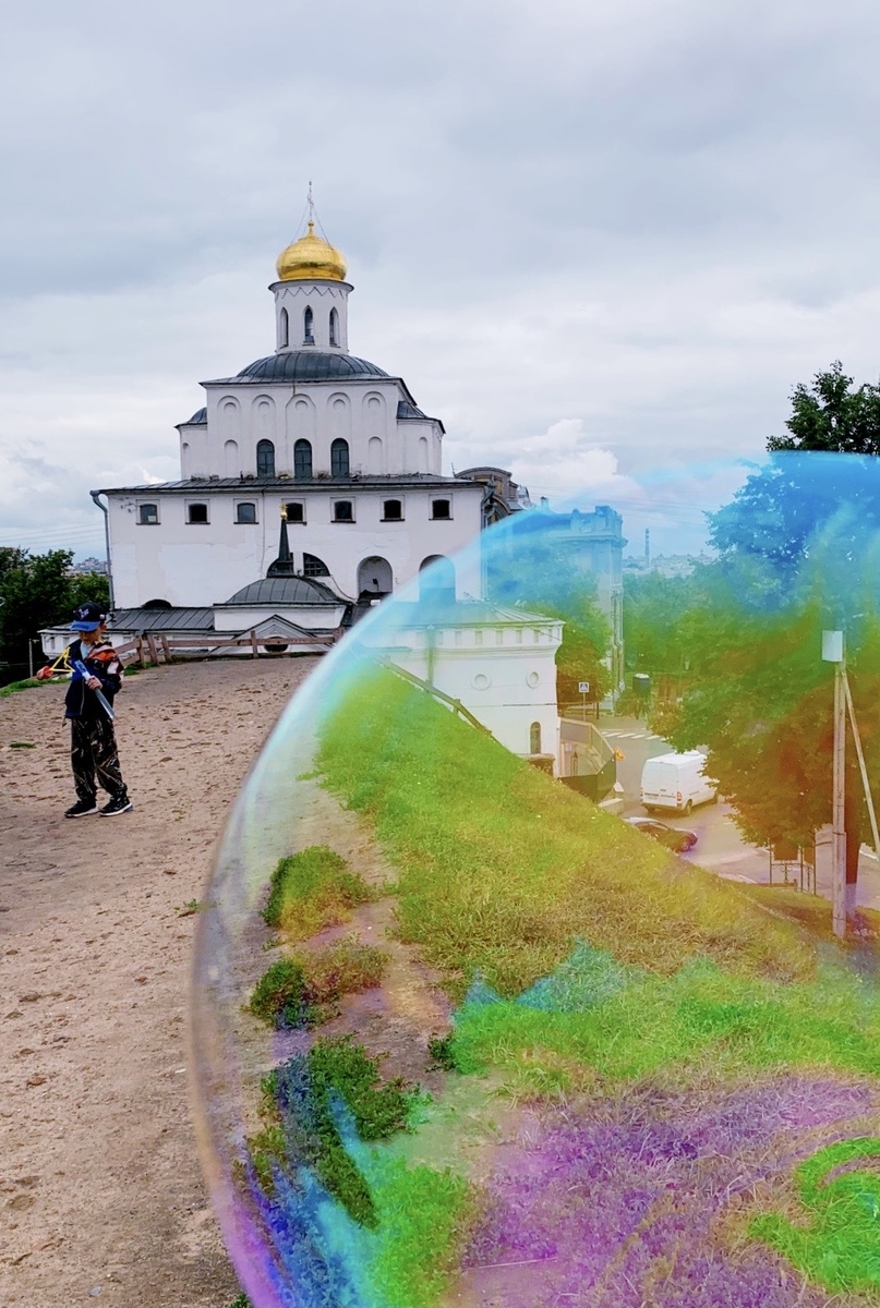 Раньше Золотые ворота соединялись с оборонительными валами. Один из них - Козлов Вал - сохранился до сих пор.