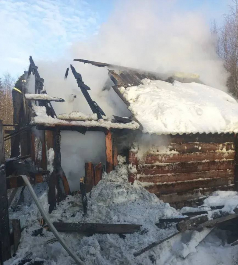    Местные жители и пожарные отстояли от огня жилой дом в КарелииГоскомитет Карелии по безопасности