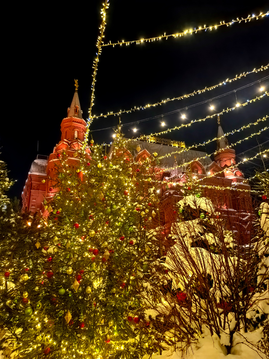 Яркие огни,опу́тывающие Москву