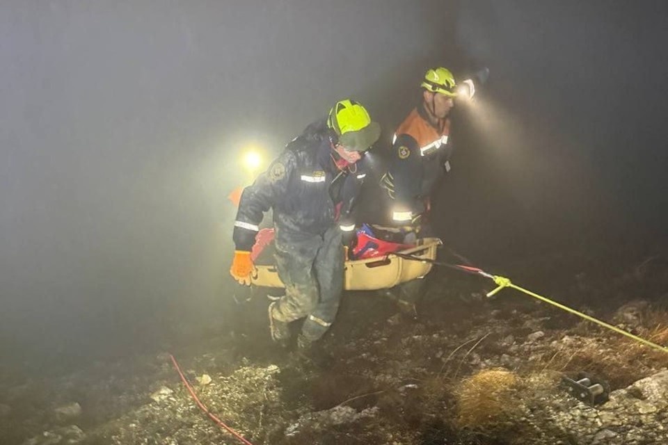    На юге Крыма автомобиль сорвался с обрыва. Фото: МЧС Крыма/Tg