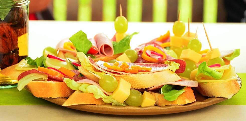 Бутерброды с колбасой и сыром