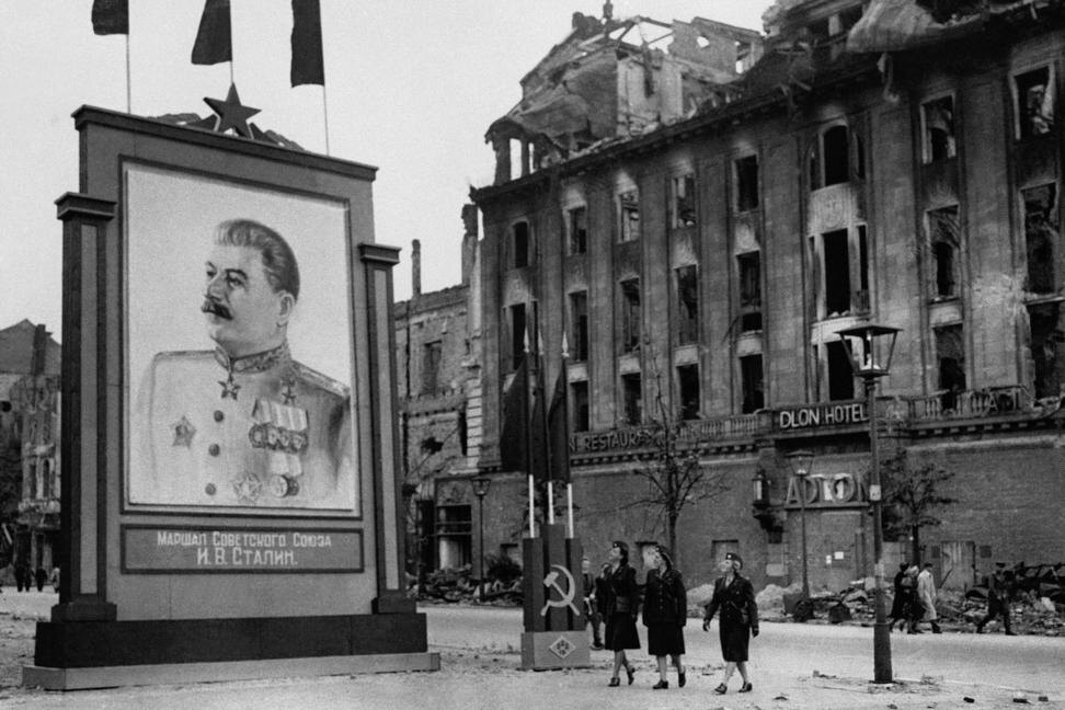 немецкий гражданский у плаката Сталина (Берлин), 03.06.1945