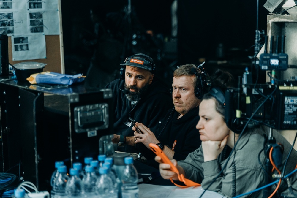    Режиссер Антон Богданов (посередине) / предоставлено компанией "Вольга"