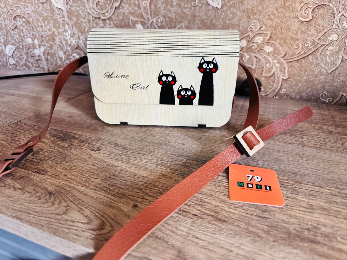 Сумка куплена в магазине "79 Mart", в Нячанге эти магазин можно найти почти на каждой улице, в каждом из них продаются такие сумочки