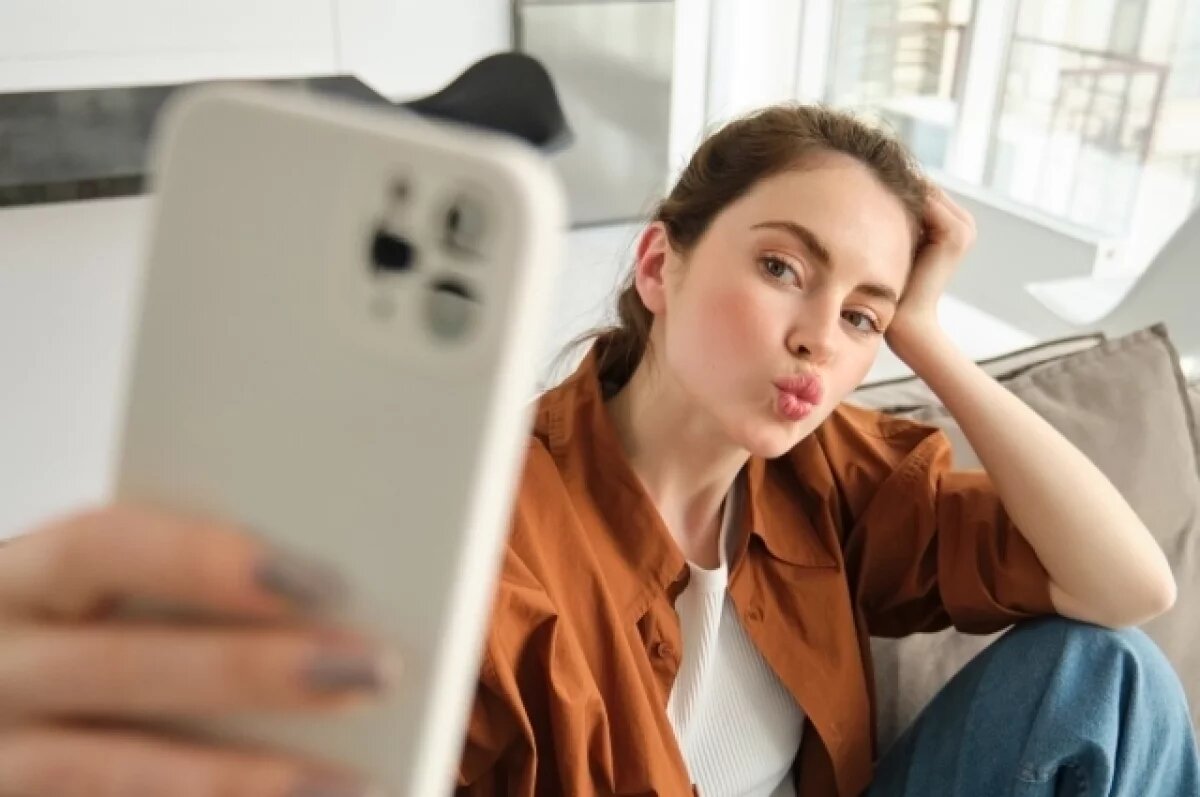    В Роспотребнадзоре пояснили, какие ошибки совершают при уходе за гаджетами