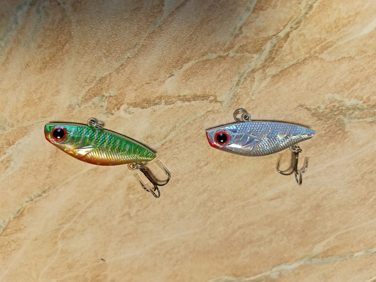 Стараюсь, чтобы приманки были минимум двух расцветок, одна из которых серебристая