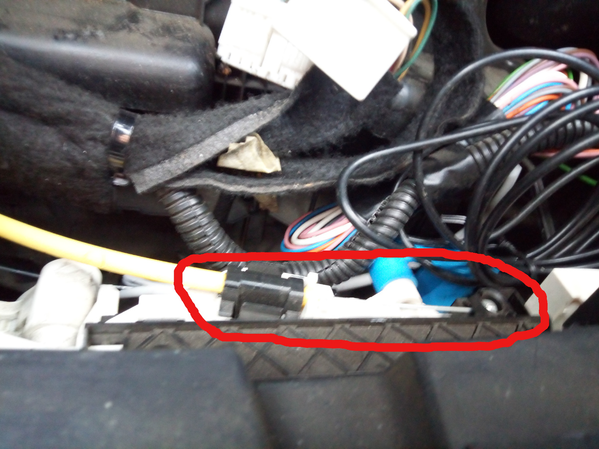 В верхней части блока Жёлтый трос - регулировка рециркуляции. 