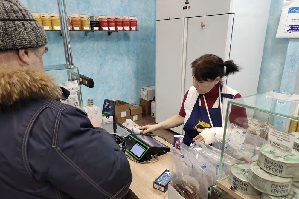    У редкого покупателя возникает желание купить печень трески по такой цене. / Алексей Михайлов