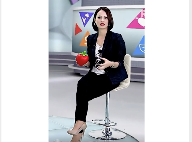 Депутат Буцкая с "клубничкой" в руках источник Алиса