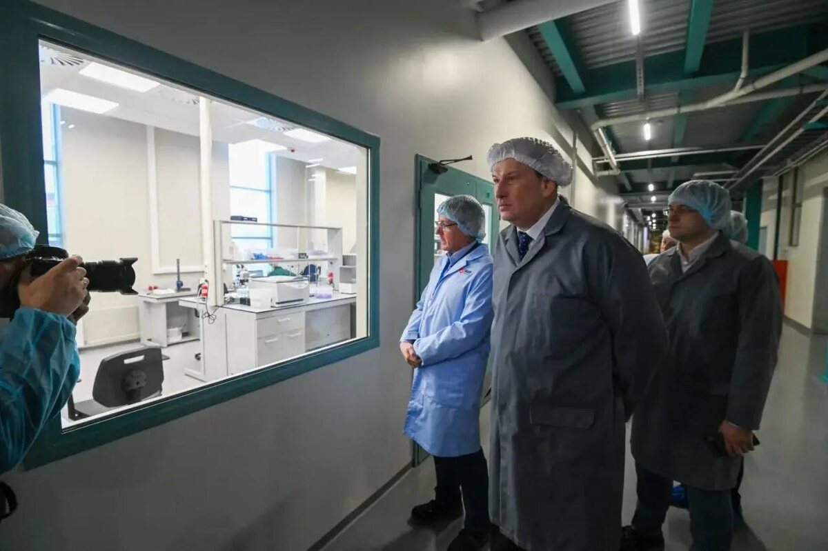 Губернатор Ленинградской области Александр Дрозденко прибыл с инспекцией на производство «Орион» в Сертолово. Источник: Телеграм канал «Александр ДроZденко».