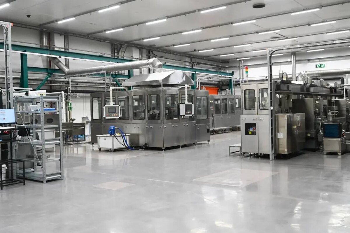 Александр Дрозденко отметил, что на производственном цехе предприятия «Орион» особое внимание уделяется контролю за чистотой. Источник: Телеграм канал «Александр ДроZденко».