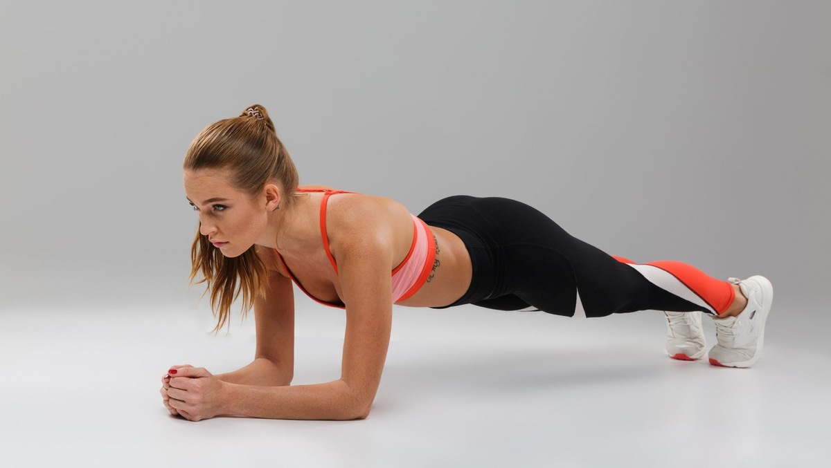    Планка укрепляет весь мышечный корсет, а не только переднюю стенку живота.  Freepik