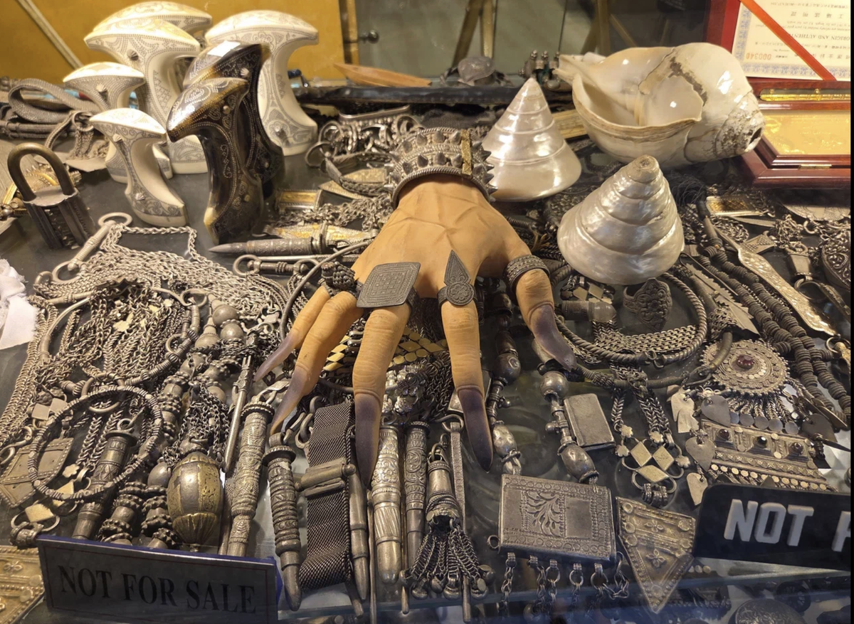 Неправильно кольцо на указательный палец надели! 