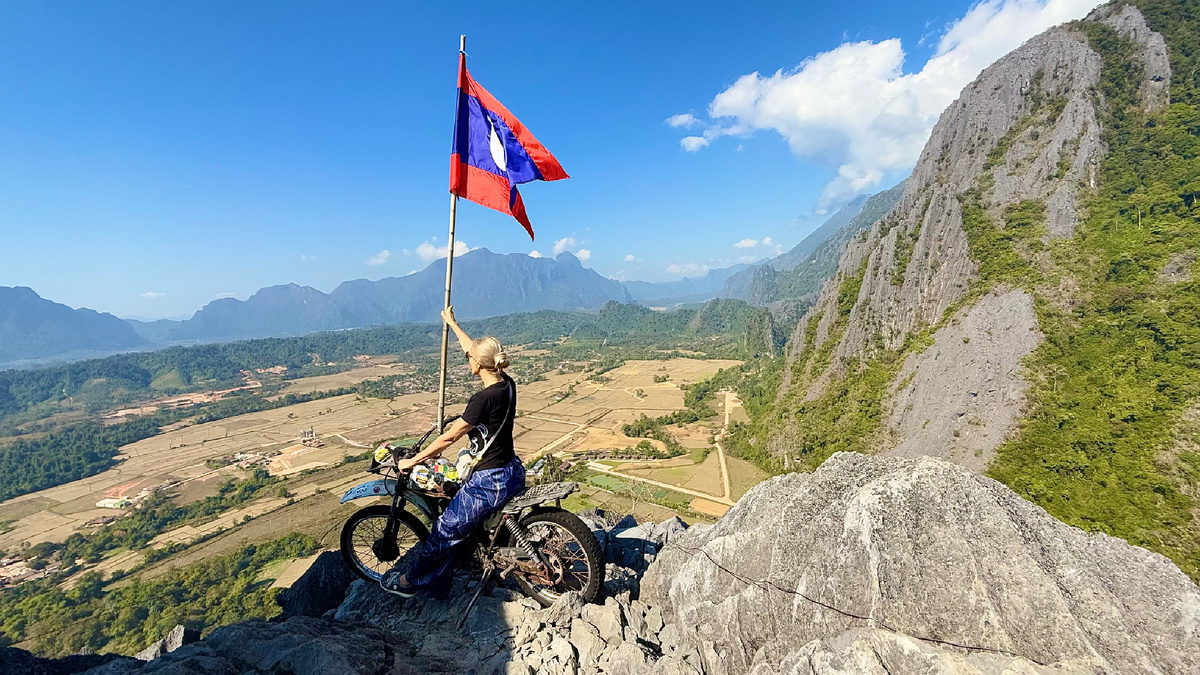 На горном мотоцикле на вершине Pha Ngern Silver Cliff (Лаос)