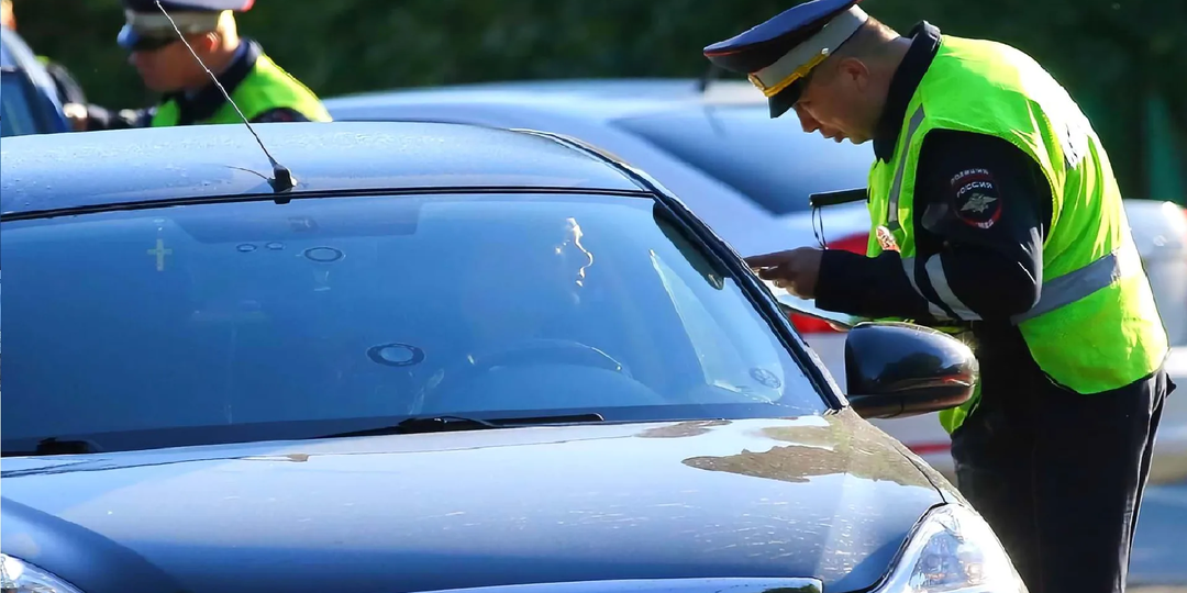 Инспектор просит ключи и ссылается на ПДД. Когда он действительно вправе их забрать, а когда — нет