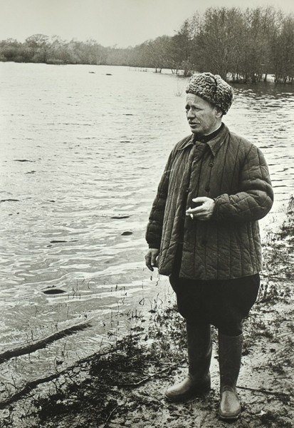 М. А. Шолохов на рыбалке. Источник: https://subbotniepesiki.livejournal.com/657883.html