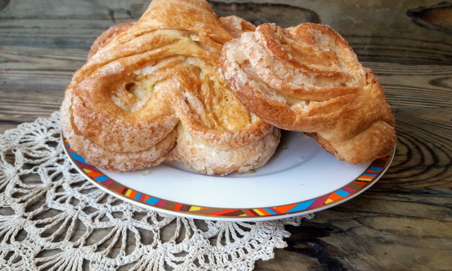 Московские плюшки с сахаром: Ностальгический рецепт, который пахнет счастьем. Как сделать их пушистыми, а не сухими?