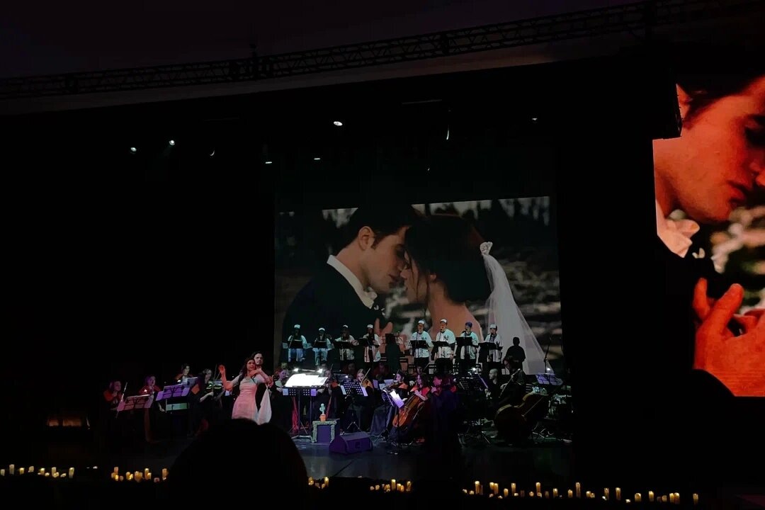 Иногда у сцены расставляют свечи, которые делают всё происходящее ещё более сказочным. Фото: Майя Звиададзе / Яндекс Карты