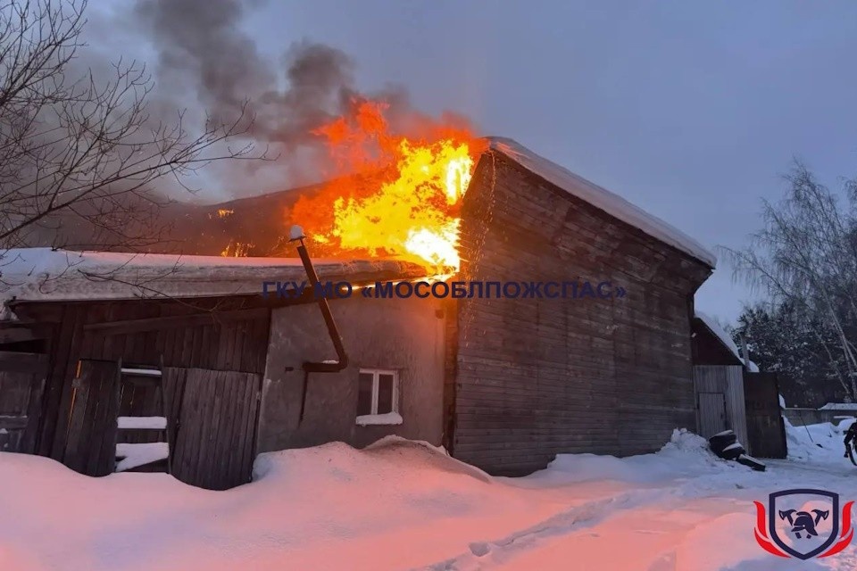    В Раменском округе тушат серьезный пожар в автосервисе Фото: Мособлпожспас
