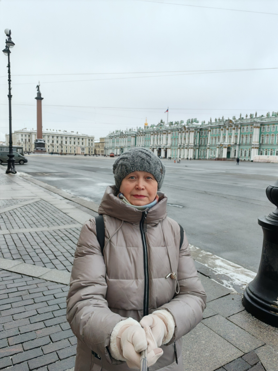 Народу мало, низкое серое небо создаёт истинно петербургский колорит.