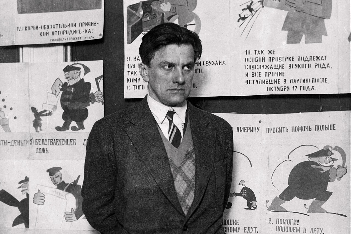 Владимир Маяковский у окон РОСТА, 1930 год. Фото, сделанное за два месяца до его смерти