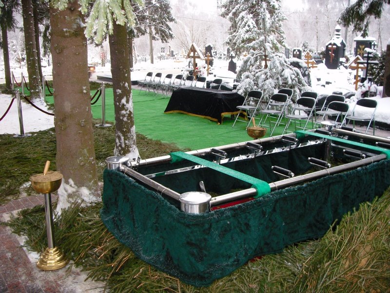 VIP-захоронение: катафалкоопускатель, ковры, стулья, канатные ограждения. Стоимость такого комплекса — от 250 000 рублей