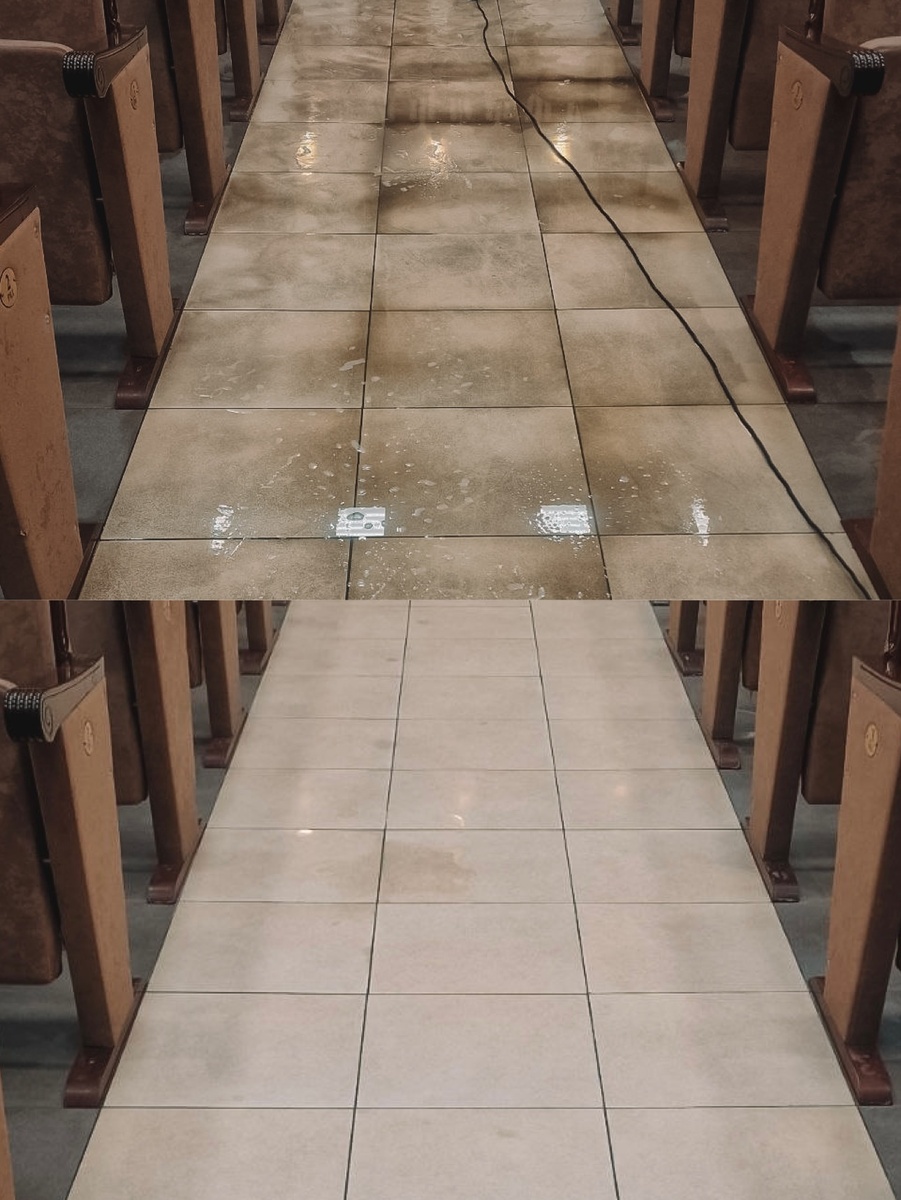 Глубока размывка роторной машиной напольного покрытия в доме культуры