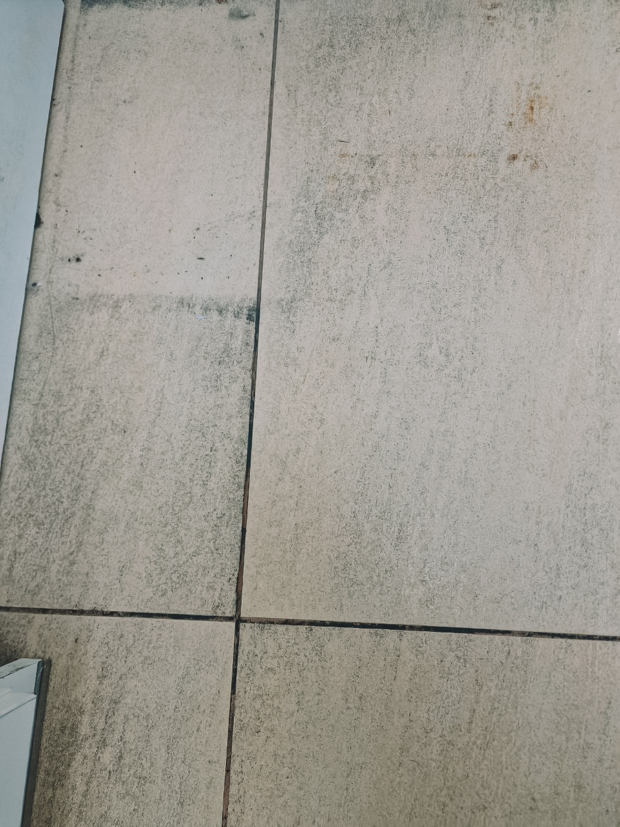 Плитка в клинике до глубокой размывки