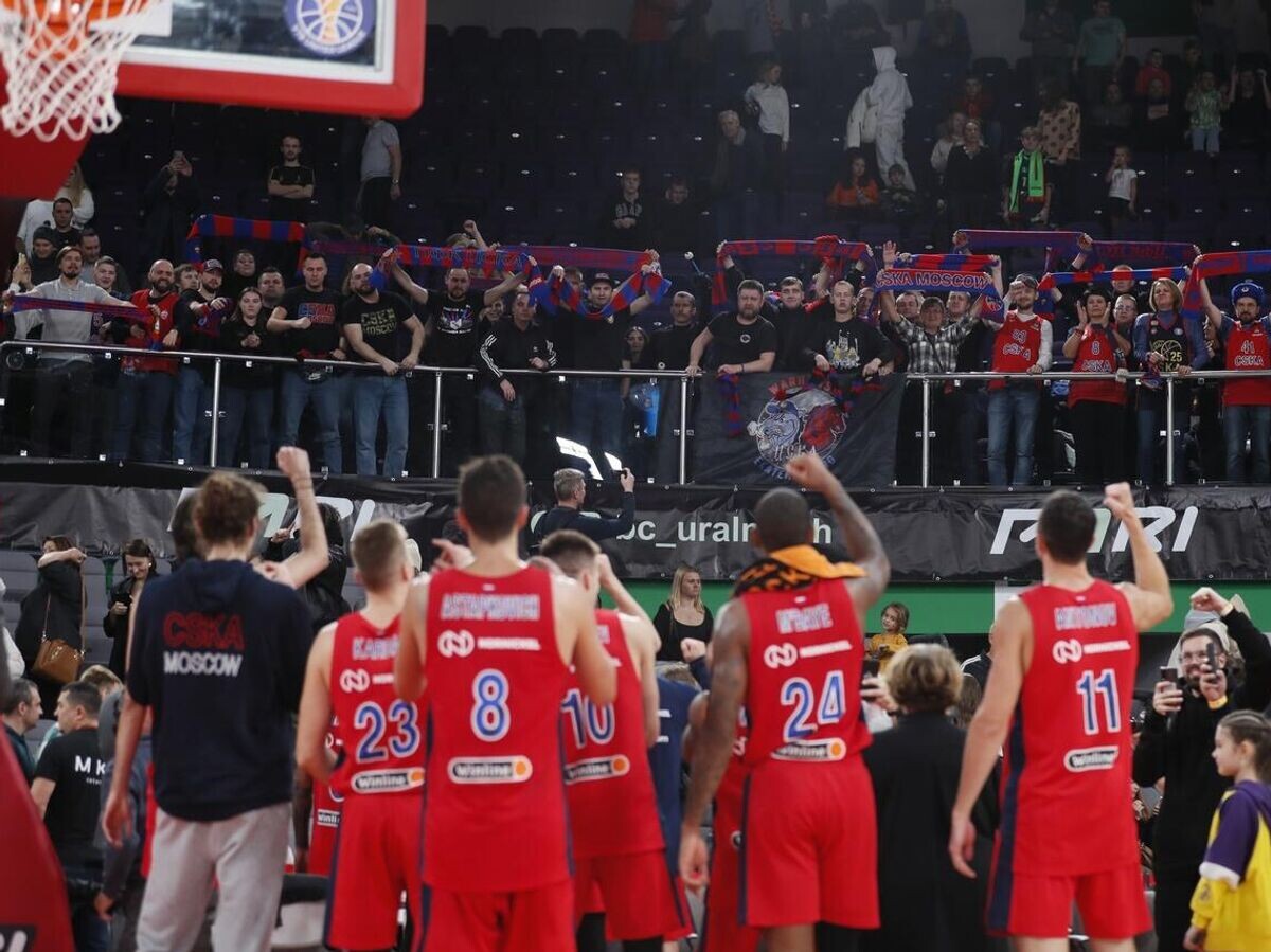    Баскетболисты и болельщики ЦСКА | © Фото : Пресс-служба ПБК ЦСКА