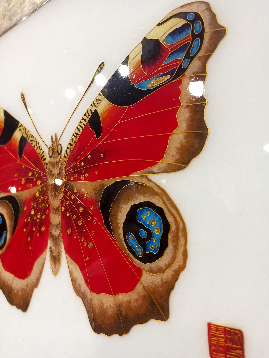 Работа, которая больше остальных привлекла моё внимание. Не только благодаря сюжету), но и уникальной технике — цзиньтайлань. Автор Нина Литвинова.