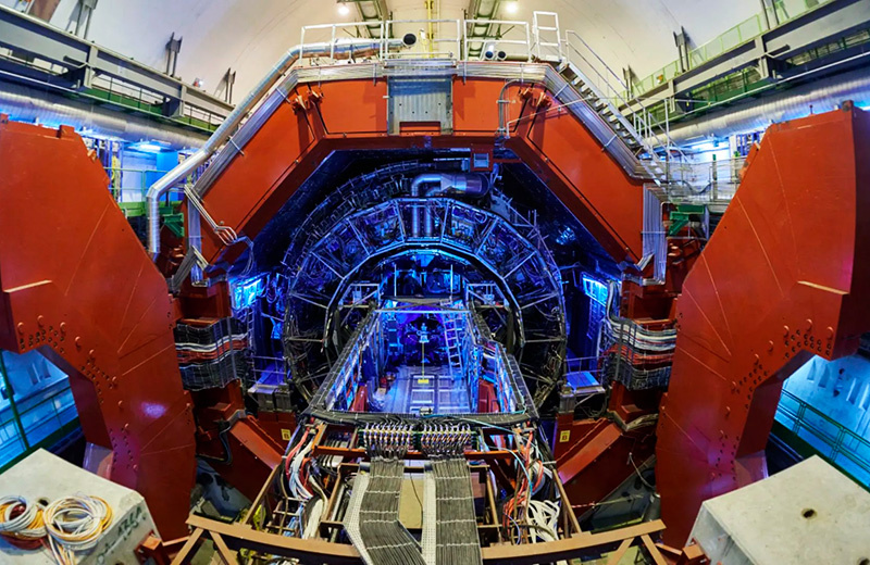      На Большом адронном коллайдере международная группа ученых в рамках коллаборации ALICE реализовала трансмутацию свинцовых ядер в золото
