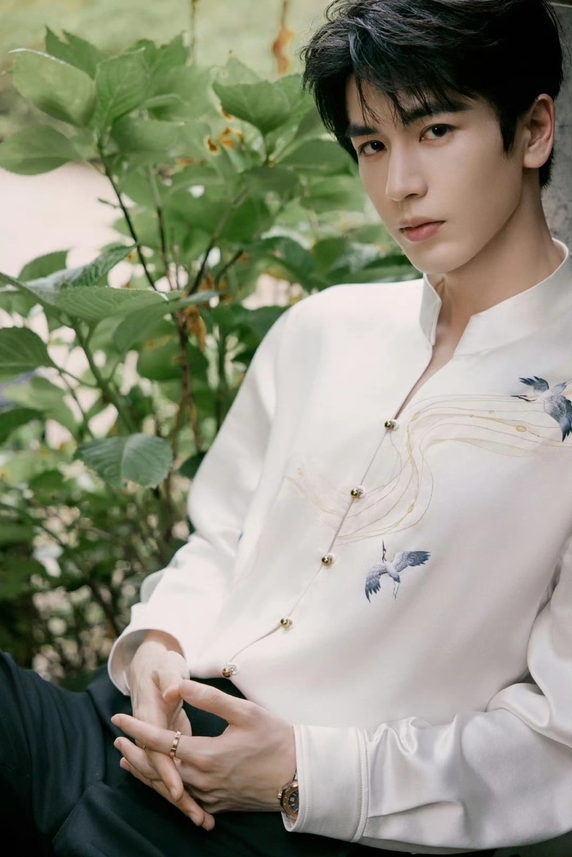 здесь без веера, но это та же фотосессия, какая рубашка! (фотографии из открытых источников)