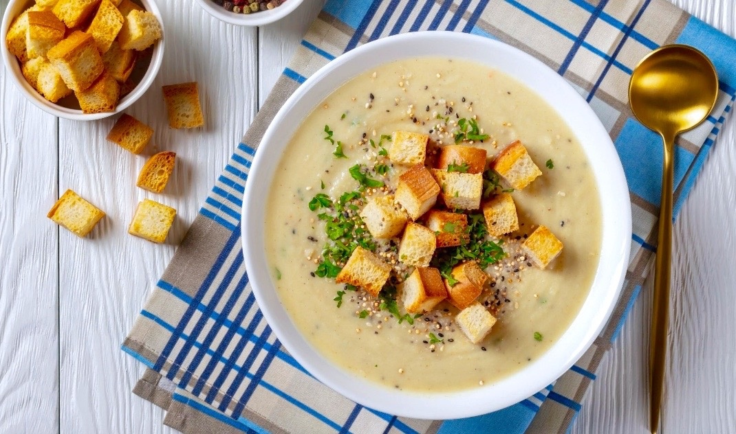 Куриный суп-пюре с сухариками.