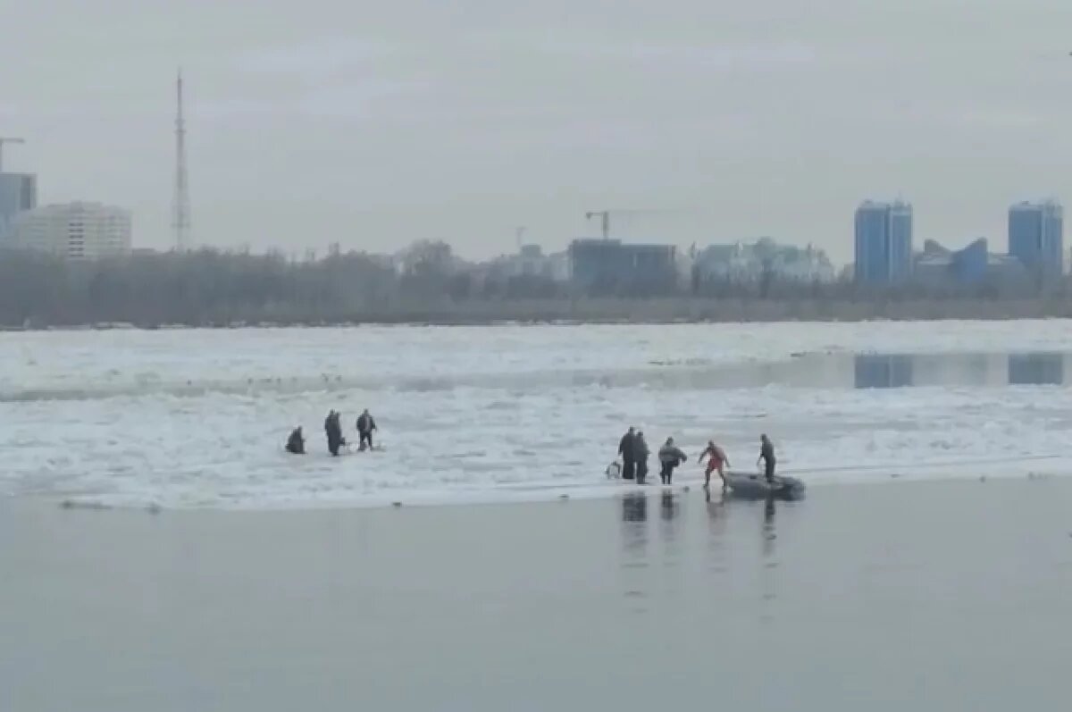    Семерых рыбаков спасли с дрейфующей льдины на Волге