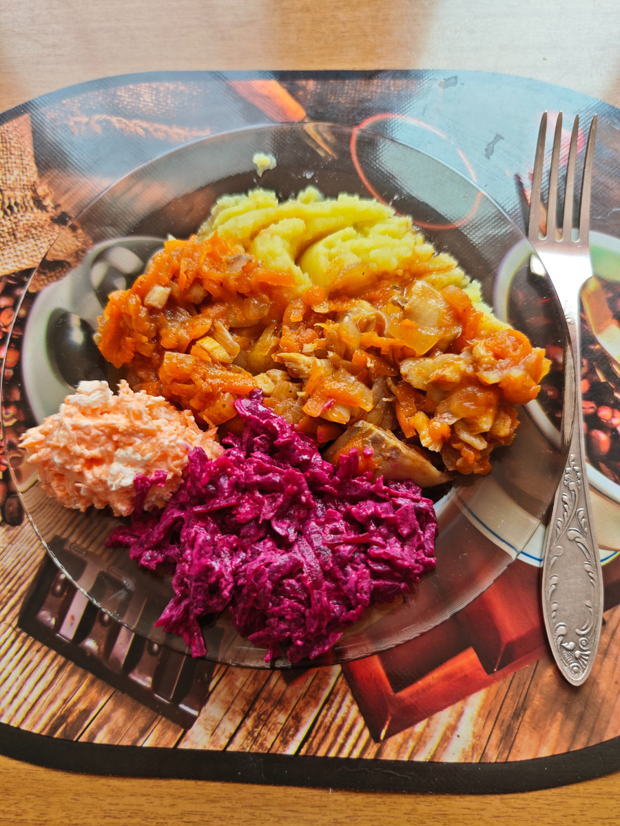 Пюре- 2 ст л, рыба под маринад- 2 ст л, салат из свеклы и салат из моркови с сыром по 1 ст л