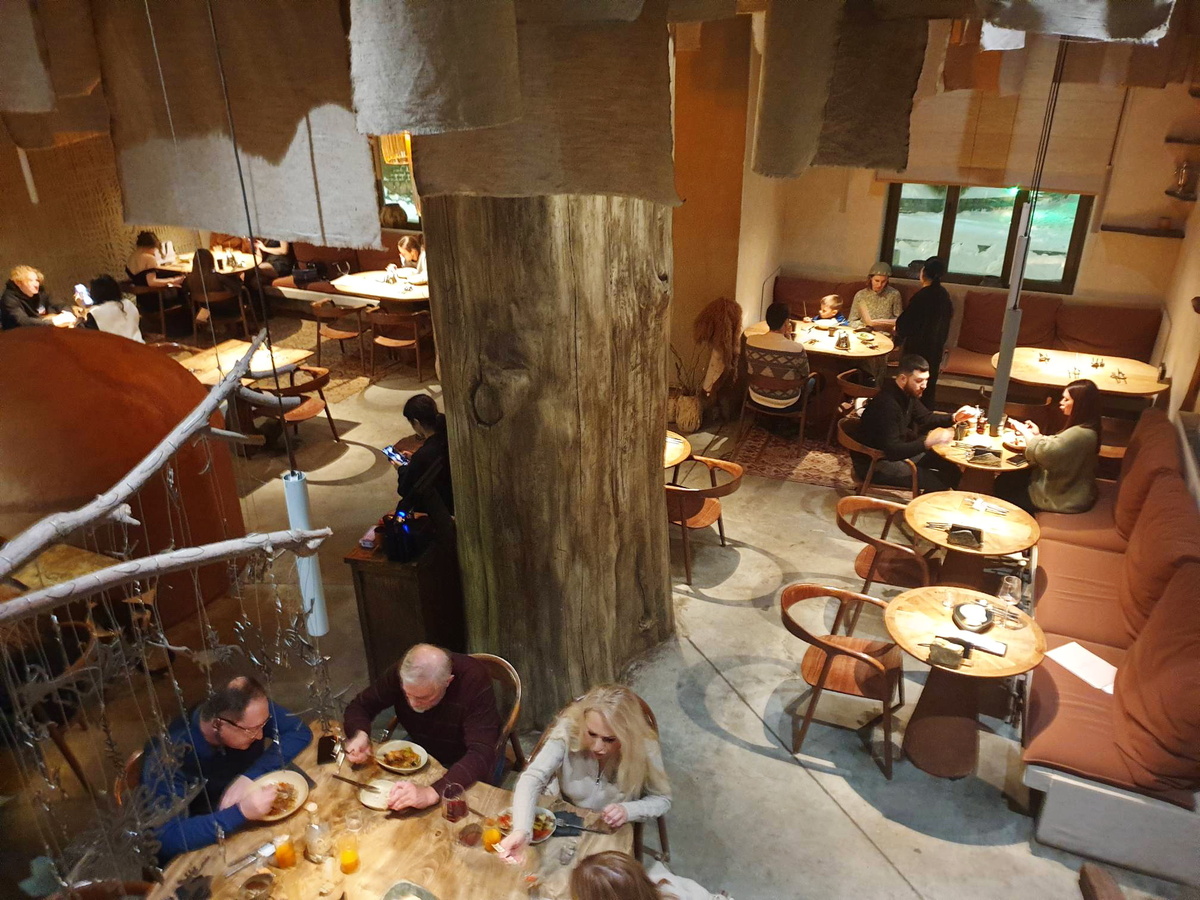 Общий вид зала ресторана "Сказки о Солнце". Ракурс сверху