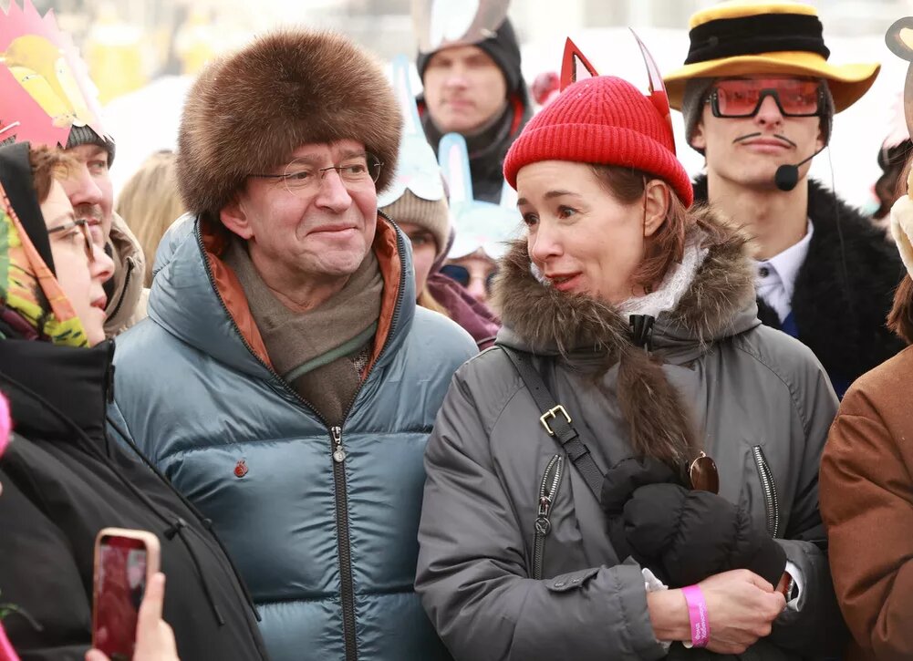    Константин Хабенский, Ольга Сутулова, Евгения Медведева и другие вышли на лед ради благого дела