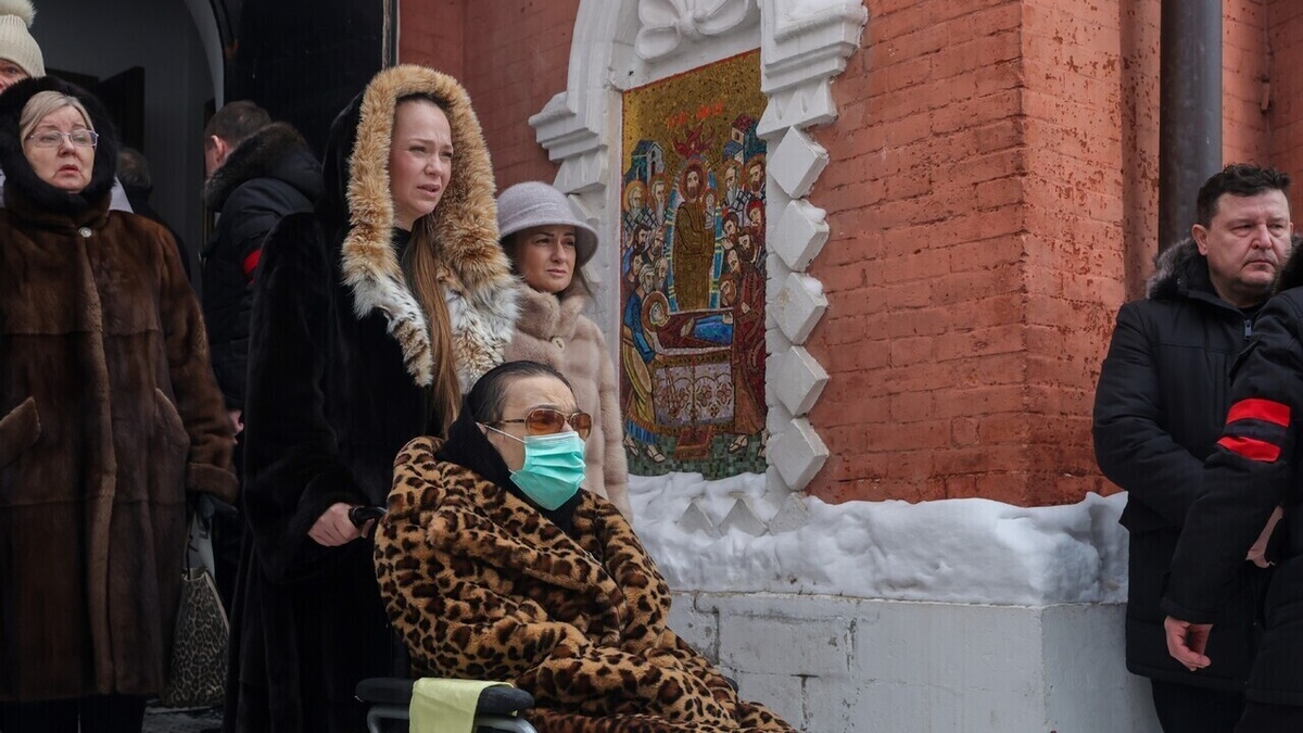 Мария Баталова на церемонии прощания с матерью