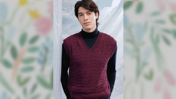 Безрукавка с V-вырезоми и структурным узором